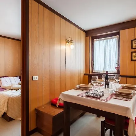 Апартаменти Elegant And Cozy In The Heart Of Cervinia